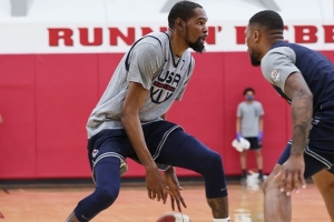 米乐m6yy易游-怀特谈防守杜兰特：你拼命跳也妨碍不了他投篮 他就是个冷血杀手