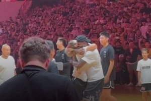 米乐m6yy易游-玩嗨了！詹姆斯与李梦相拥 转身一圈后超远三分弹框而出