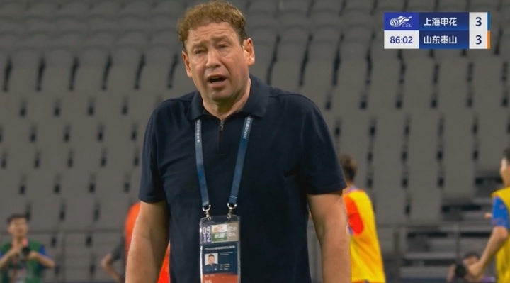 都快哭了！申花后场送大礼被扳平，斯卢茨基面色赤红痛苦万分